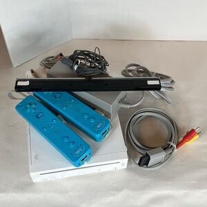 Nintendo Wii Console Bundle 2 Blue Controllers Tiger Woods PGA Tour 09 Complete